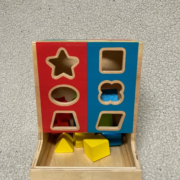 Melissa and Doug color block wooden shape sorter - Picture 8 of 8
